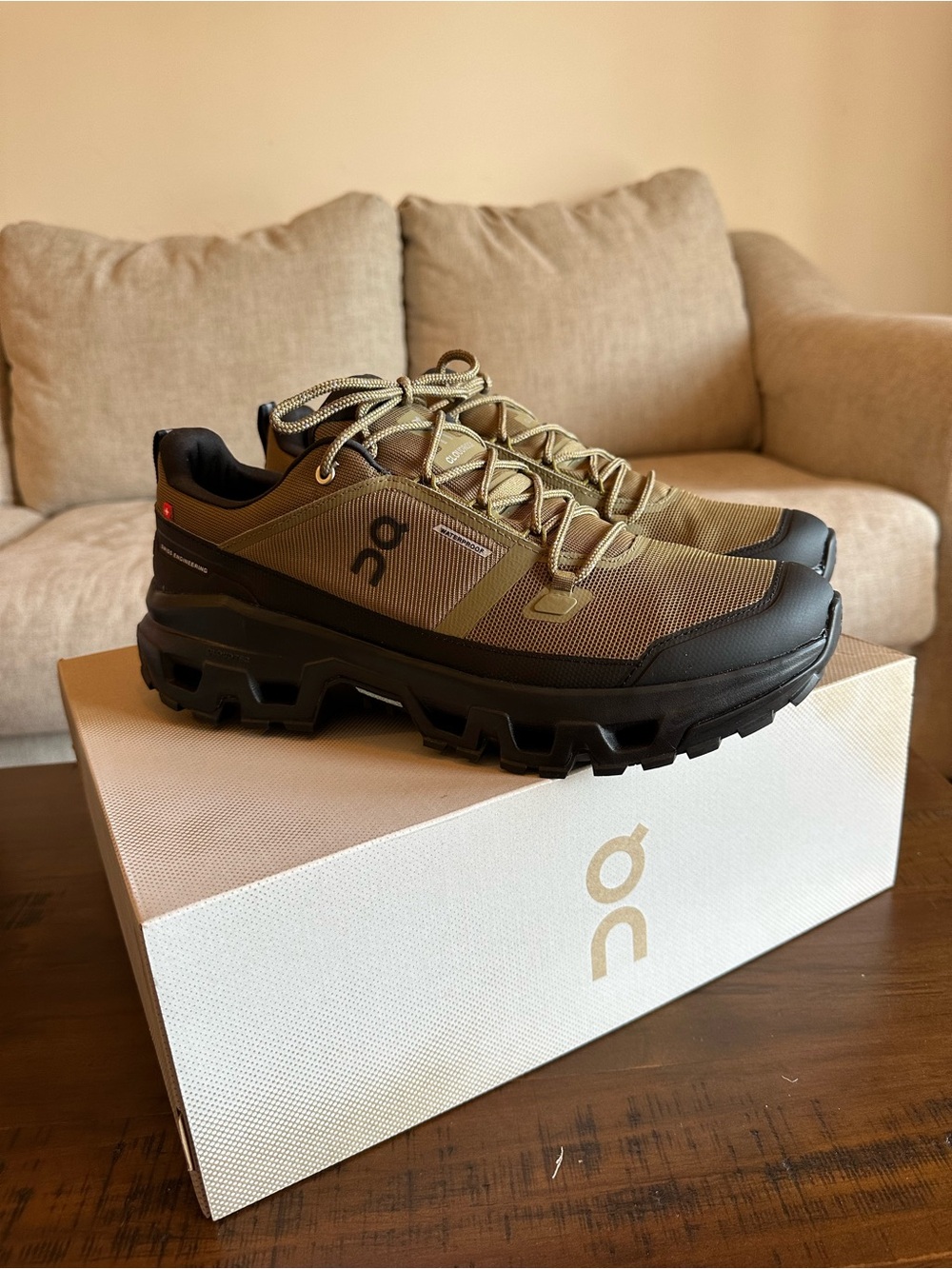 NEW - On Running Men's Trail Shoes in Olive and Black